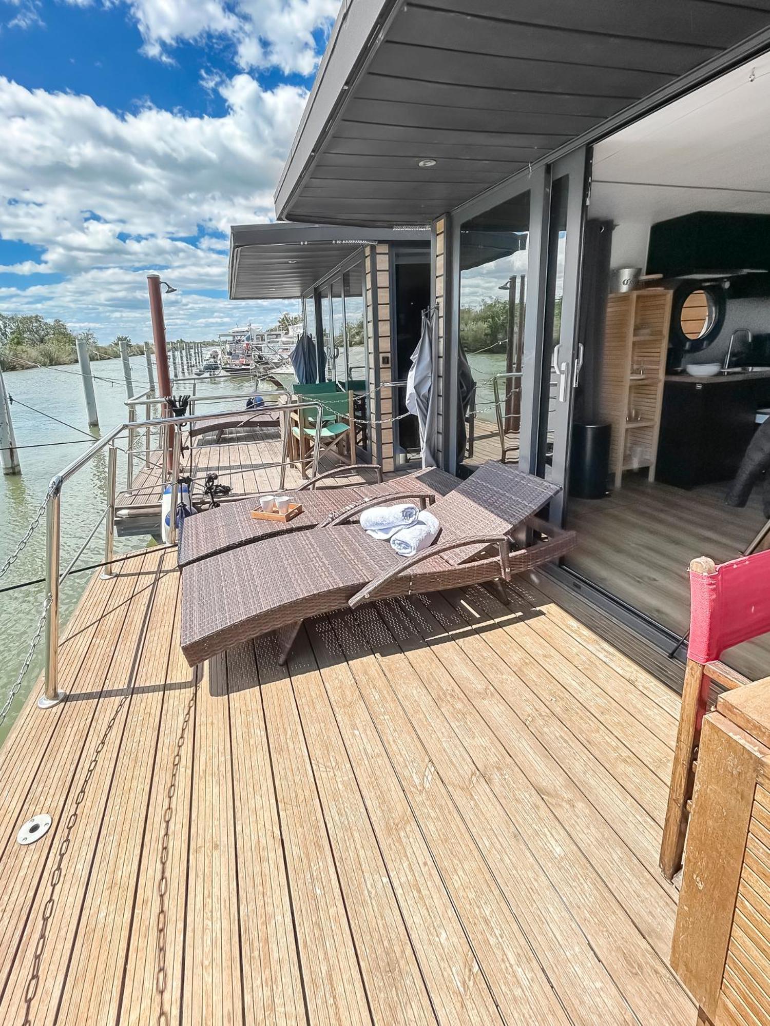 Sejour Unique Sur Un Bateau "Marius" Hotell Vauvert Eksteriør bilde